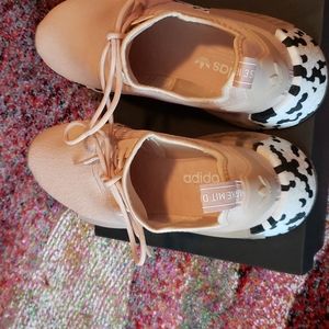 Woman addias shoes peach size 9